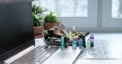 Copertina di “La mia ragazza ha lasciato il lavoro perché ‘sentiva energie negative’, ora si rifiuta di dividere l’affitto, cosa faccio?”, “Dille di chiedere soldi agli spiriti”: il post su Reddit