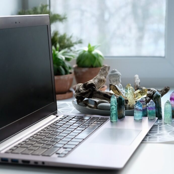 “La mia ragazza ha lasciato il lavoro perché ‘sentiva energie negative’, ora si rifiuta di dividere l’affitto, cosa faccio?”, “Dille di chiedere soldi agli spiriti”: il post su Reddit