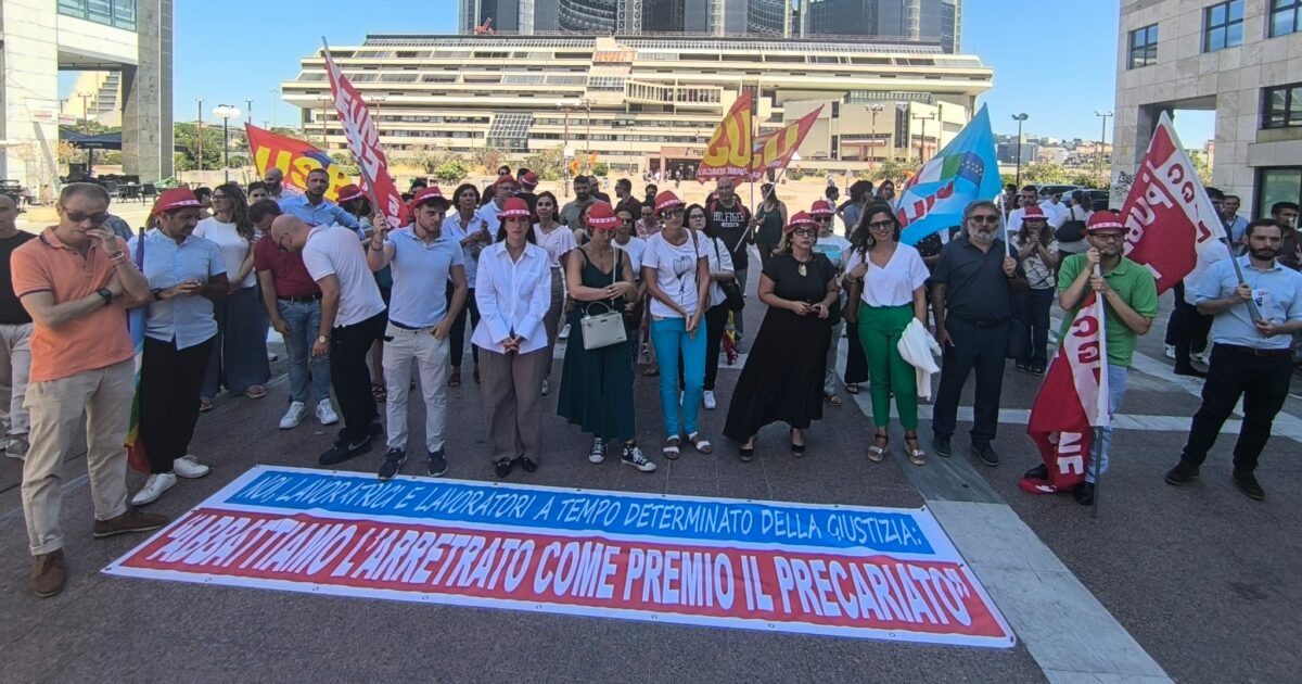 “Nessuna certezza sul futuro”: i 12mila precari della giustizia protestano a un anno dalla scadenza dei contratti “Nessuna certezza sul futuro”: i 12mila precari della giustizia protestano a un anno dalla scadenza dei contratti