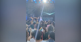 Copertina di Ambra Angiolini e Jolanda Renga sul palco del Milano Pride: mamma e figlia si scatenano sulle note di T’appartengo – Video