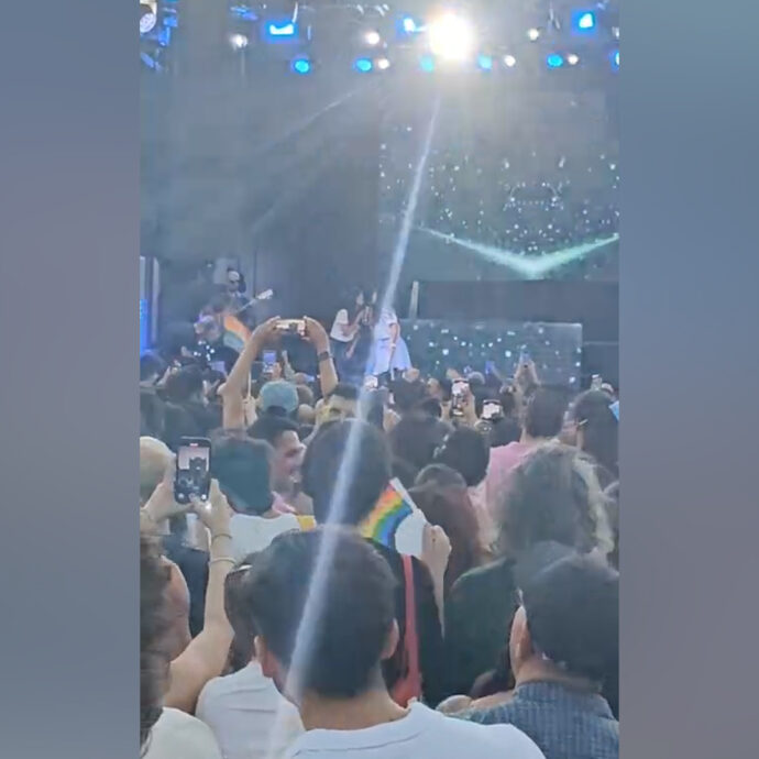 Ambra Angiolini e Jolanda Renga sul palco del Milano Pride: mamma e figlia si scatenano sulle note di T’appartengo – Video