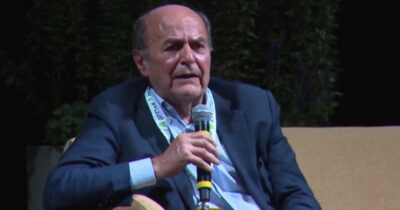 Copertina di Bersani spiega le sue metafore, dal ‘maiale di prosciutti’ all”orlo del Po’. E sul diritto internazionale: “Un osso di seppia”