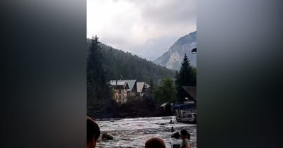 Copertina di Esonda il rio Frejus a Bardonecchia, così l’acqua fuoriesce dagli argini. Le impressionanti immagini
