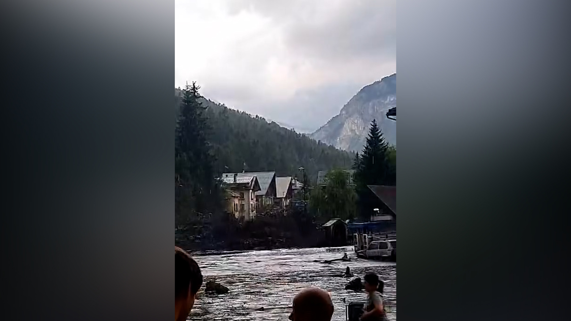 esonda il rio frejus a bardonecchia cos236 l8217acqua fuoriesce dagli argini le impressionanti immagini