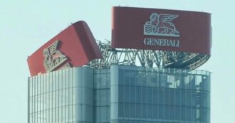 Copertina di Milano, collassa l’insegna Generali della Torre Hadid a CityLife: area interdetta. L’ipotesi: “La causa forse il caldo”