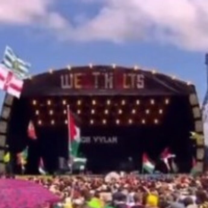 “Morte all’esercito di Israele”: i cori dei Bob Vylan a Glastonbury mettono nei guai la BBC. L’emittente: “Avremmo dovuto interrompere la trasmissione”