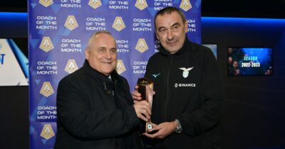 Copertina di “Sarri lavorava in banca, sa che la Lazio è sana”: la stramba rassicurazione di Lotito dopo il blocco mercato