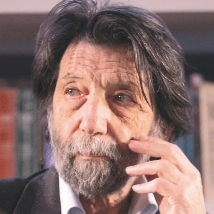 Massimo Cacciari si sposa a 81 anni: le nozze con la 52enne Chiara Patriarca. Gli amici: “Lei sa tenergli testa, non solo dal punto di vista intellettuale”