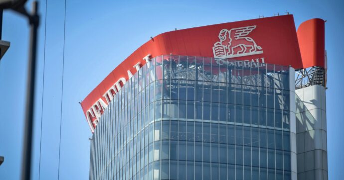 Copertina di L’insegna Generali crolla sulla torre Hadid. Colpa del caldo o cedimento strutturale?