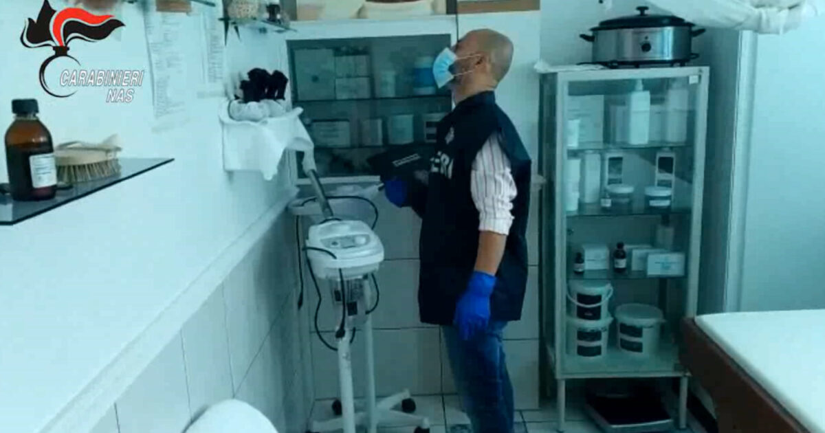iniezioni di acido ialuronico senza licenza operazioni estetiche nel salone da parrucchiera chiuso centro medico abusivo