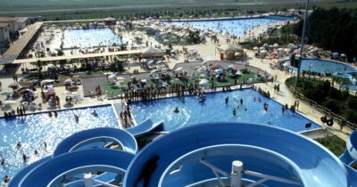 Copertina di Bambina di otto anni muore annegata in un parco acquatico di Cosenza