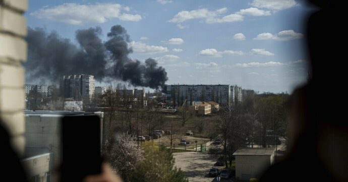 Ucraina, alle porte di Sumy 50 mila soldati russi: il triplo delle truppe di Kiev. “Putin ci vuole sfiancare”
