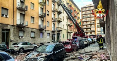 Copertina di Esplosione in un appartamento a Torino, trovato morto un 33enne. Feriti tre adulti e due bambini