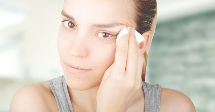 Attenzione alle salviettine struccanti: ecco cosa contengono davvero e perché alcuni ingredienti sono sotto osservazione. Il nuovo studio