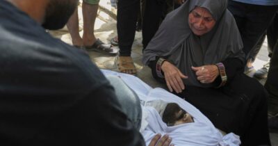 Copertina di “Il bar sul mare bombardato da Israele? Lì ci prendevamo una pausa dagli orrori”: il racconto dei testimoni dell’attacco all’internet cafè di Gaza
