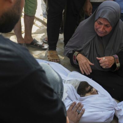 Copertina di “Lì ci prendevamo una pausa dagli orrori”: il racconto dell’attacco al bar di Gaza colpito da Israele