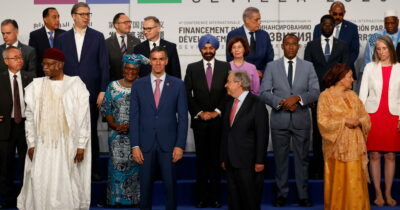 Copertina di Sànchez, leader della sinistra internazionale e appeso a un filo dopo il tornado delle inchieste. Il governo: “Chiediamo scusa ma arriviamo al 2027”