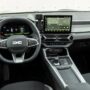 Copertina di Tecnologia, ergonomia e comodità. Ecco i segreti degli interni di Dacia Bigster