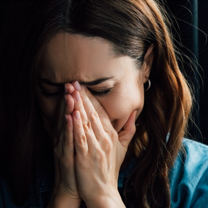 “Continuo a beccare il mio fidanzato con altre donne, ma lui dice che sono paranoica e che sono incontri di lavoro”: la storia sul Daily Star