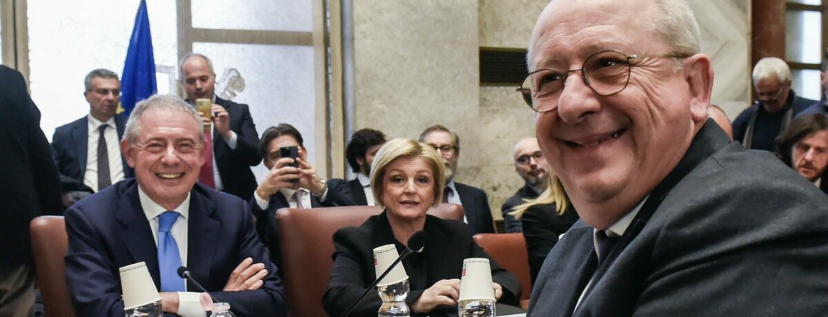 Copertina di Stellantis al governo: “Cambiare il Green Deal e abbassare il costo dell’energia o chiudiamo le fabbriche”