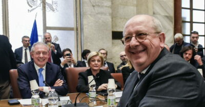 Copertina di Stellantis al governo: “Abbassate il costo dell’energia o a fine anno chiudiamo le fabbriche”