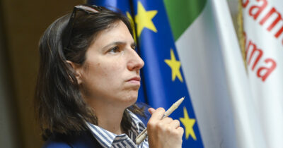 Copertina di Strage di Bologna, le reazioni politiche alla condanna di Bellini. Schlein: “La matrice fascista ora è scritta sul marmo”