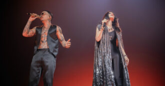 Copertina di Laura Pausini a sorpresa con Rauw Alejandro canta “Non c’è” sul palco del Forum di Milano – VIDEO