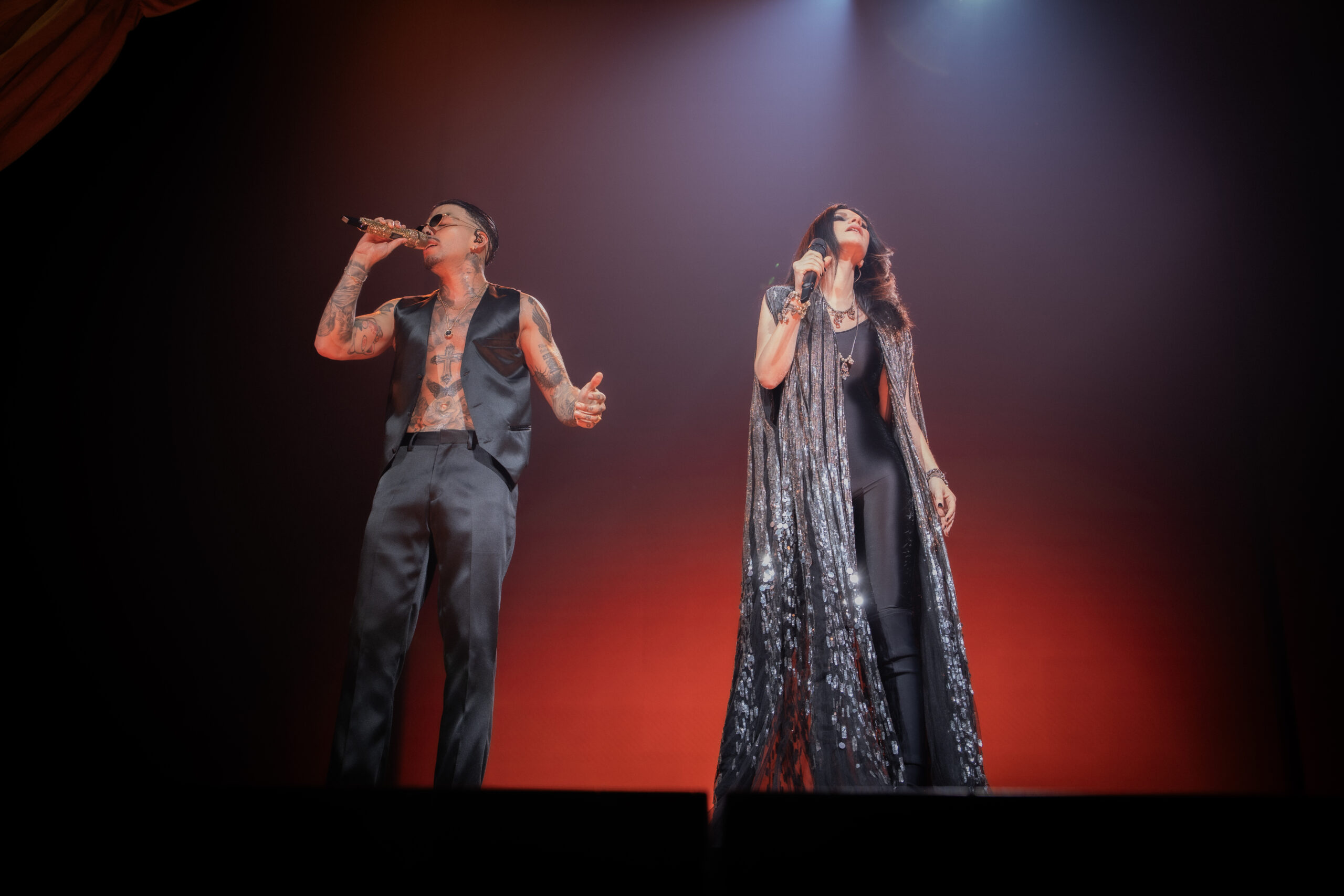 Laura Pausini a sorpresa con Rauw Alejandro canta “Non c’è” sul palco del Forum di Milano – VIDEO Laura Pausini a sorpresa con Rauw Alejandro canta “Non c’è” sul palco del Forum di Milano – VIDEO