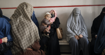 Copertina di Afghanistan, tre persone su cinque si indebitano per curarsi: il nuovo rapporto di Emergency