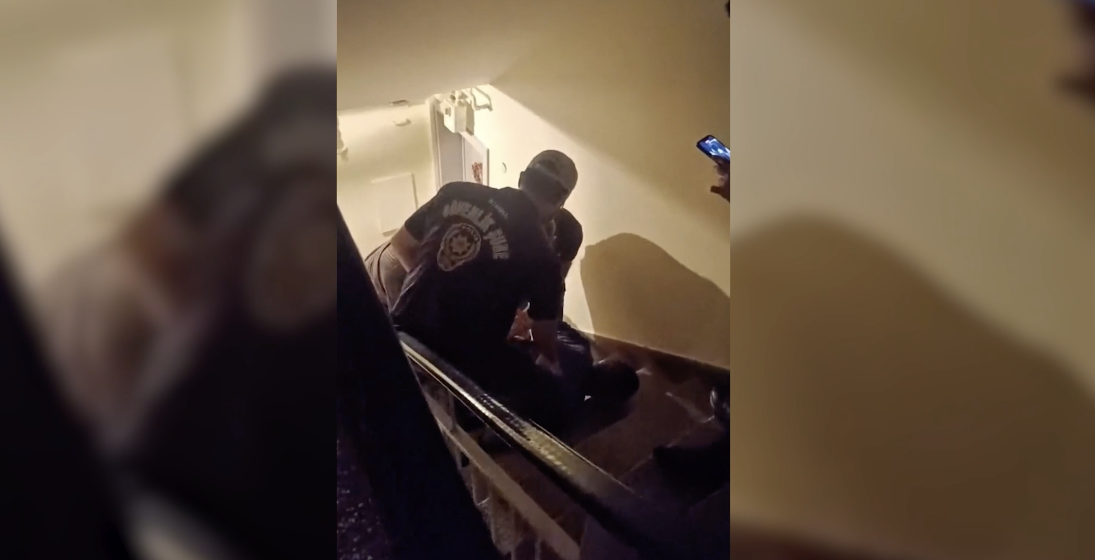 Turchia, il momento dell’arresto dell’autore della vignetta satirica su Maometto Turchia, il momento dell’arresto dell’autore della vignetta satirica su Maometto