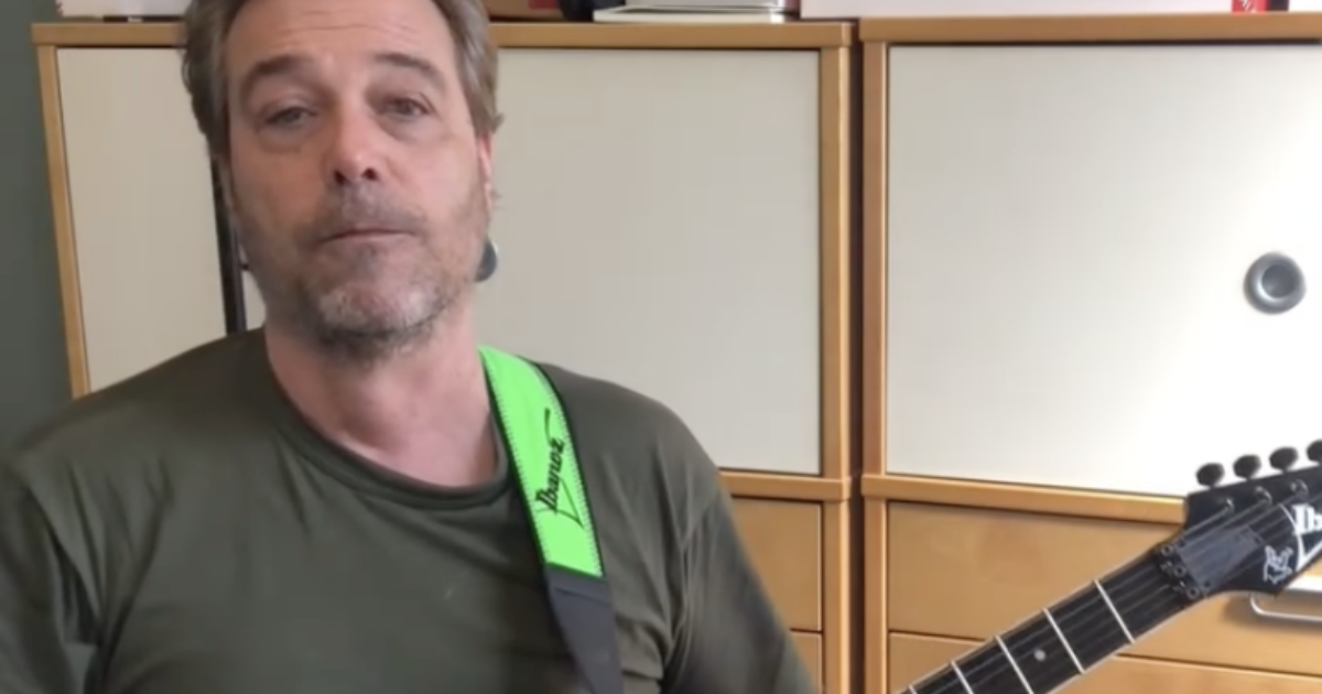 “Sono sempre stato umiliato e isolato per la polio. Una protesi mi ha rivoluzionato la vita”: parla Davide “Cesareo” Civaschi di Elio e le Storie Tese