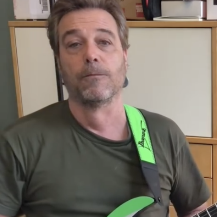 “Sono sempre stato umiliato e isolato per la polio. Una protesi mi ha rivoluzionato la vita”: parla Davide “Cesareo” Civaschi di Elio e le Storie Tese