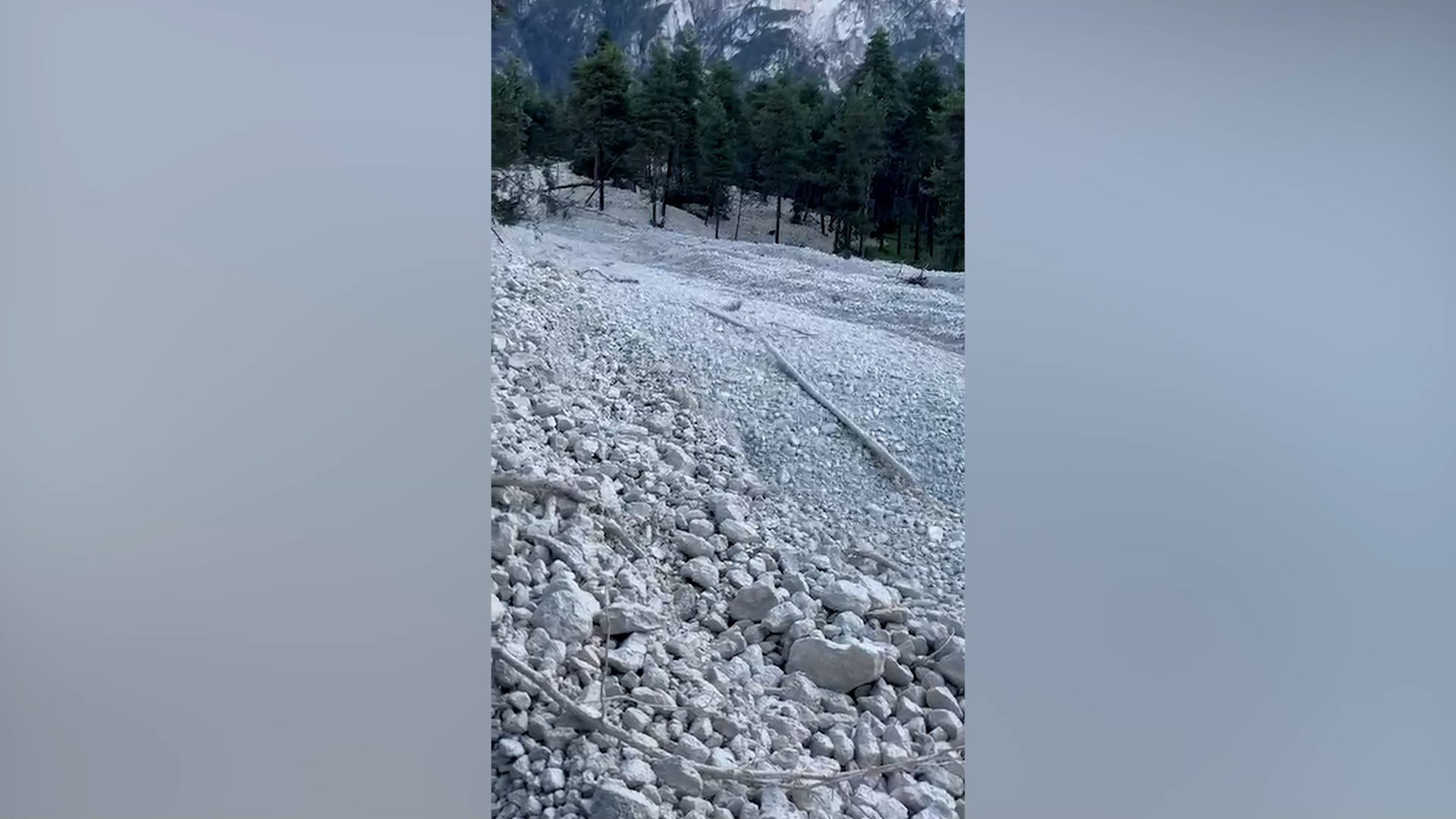 Nuova frana a San Vito di Cadore: colata di fango e sassi blocca la statale 51 – Video Nuova frana a San Vito di Cadore: colata di fango e sassi blocca la statale 51 – Video