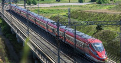 Copertina di Maltempo in Francia, interrotta la linea ferroviaria Parigi-Milano a causa di “colate di fango sui binari”