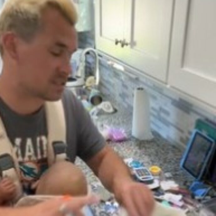 “Sono un papà casalingo. Una sera mia moglie mi ha suggerito di raccontare la mia vita sui social e oggi ho 3 milioni di follower”: la storia di Joey Foo