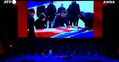 Copertina di Kim Jong-un in lacrime per i soldati nordcoreani morti per aiutare la Russia. E si inginocchia davanti a una bara