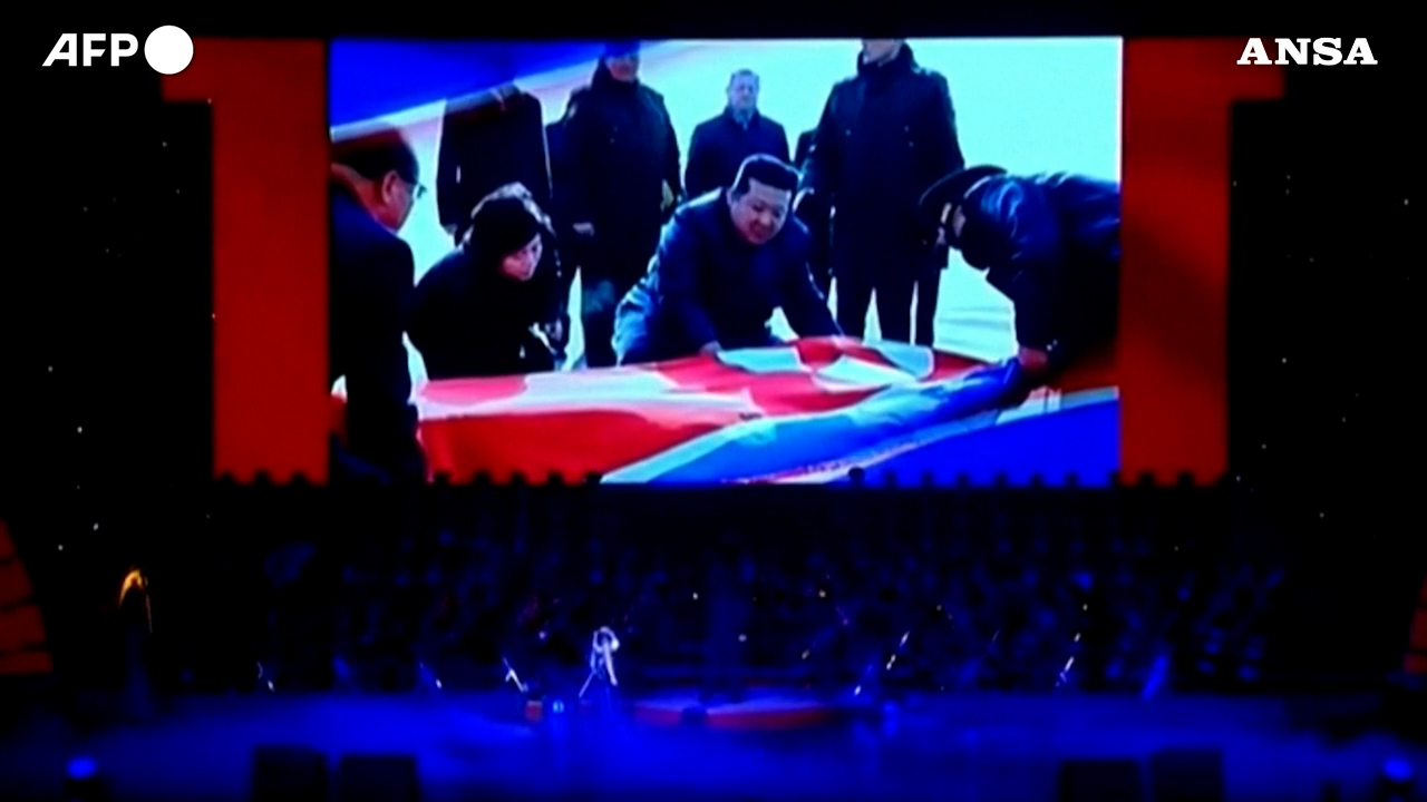 Kim Jong un in lacrime per i soldati nordcoreani morti per aiutare la Russia. E si inginocchia davanti a una bara Kim Jong un in lacrime per i soldati nordcoreani morti per aiutare la Russia. E si inginocchia davanti a una bara
