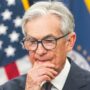 Copertina di La Fed non cede alle pressioni di Trump: i tassi restano invariati. Powell: “Preoccupati da inflazione e dazi”