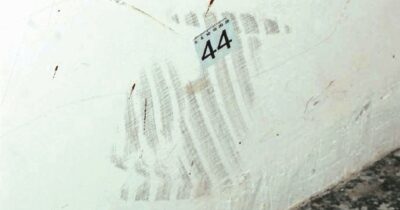 Copertina di Traccia 44, una scarpa con suola a righe per ricostruire i movimenti dell’assassino