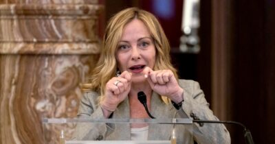 Copertina di Meloni fa la spending review: tagli a periferie, Sud e sociale