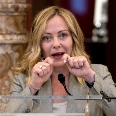 Copertina di Meloni fa la spending review: tagli a periferie, Sud e sociale