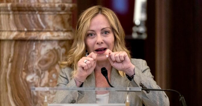 Meloni fa la spending review: tagli a periferie, Sud e sociale