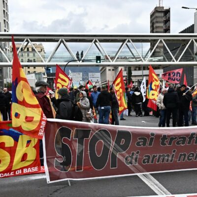 Copertina di “Niente sciopero”:  trasportare armi diventa servizio essenziale