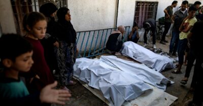 Copertina di 81 morti nei raid, Trump invoca la svolta: “Sarò fermo con Bibi”