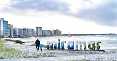 Copertina di Mentre l’Europa soffoca l’Argentina congela: sulle spiagge di Buenos Aires grandi nevicate e vento polare