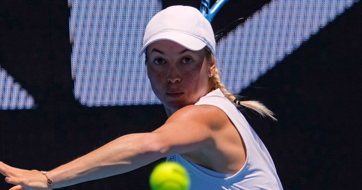 Paura a Wimbledon, Putintseva interrompe la partita per uno stalker in tribuna: “Potrebbe avere un coltello, allontanate quell’uomo” Paura a Wimbledon, Putintseva interrompe la partita per uno stalker in tribuna: “Potrebbe avere un coltello, allontanate quell’uomo”