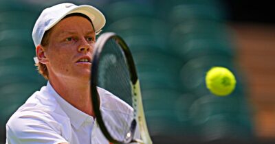 Copertina di L’analisi dell’esordio di Sinner a Wimbledon: il totale controllo dell’erba, gli scambi con Nardi e quel dettaglio sulle palle break