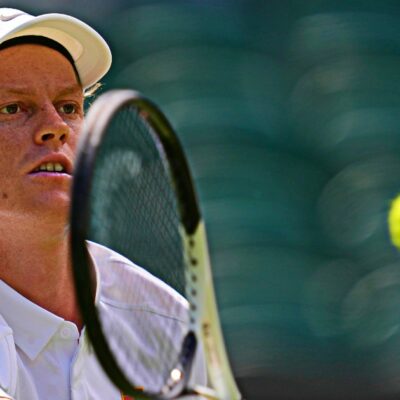 Copertina di L’analisi dell’esordio di Sinner a Wimbledon: il controllo dell’erba, gli scambi con Nardi e quel dettaglio sulle palle break