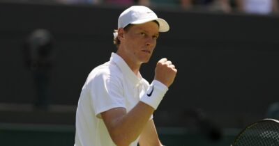 Copertina di Tutto facile per Sinner all’esordio a Wimbledon: battuto Nardi in tre set