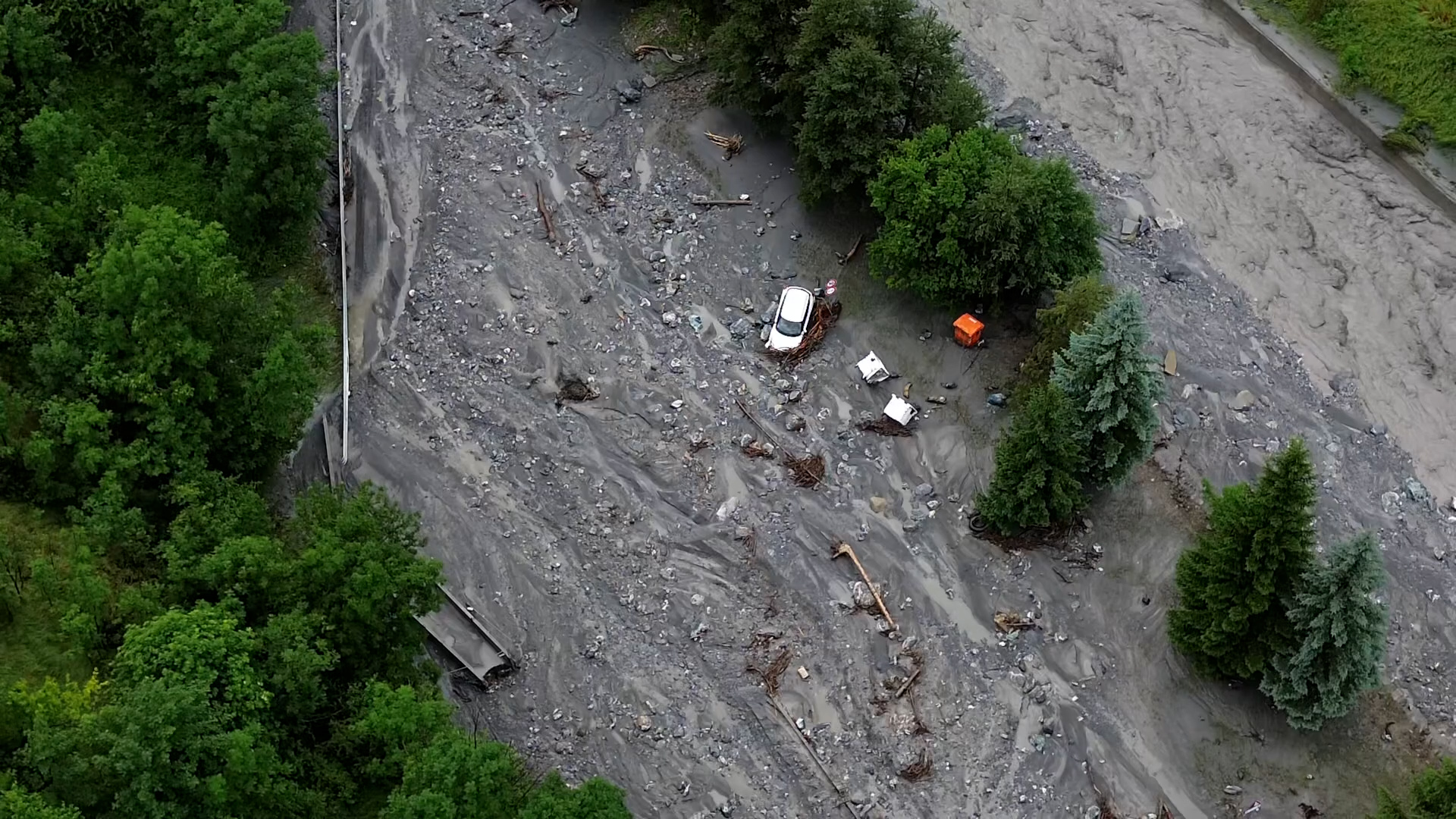 alluvione a bardonecchia auto travolte dalla furia del torrente esondato 8211 le immagini col drone